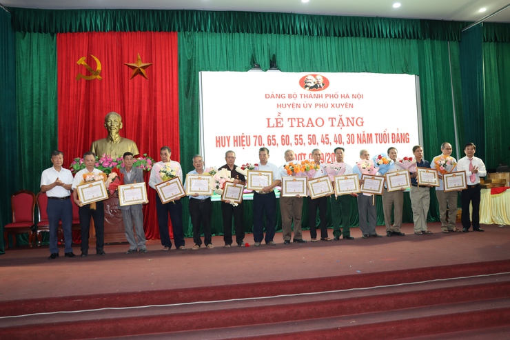 Lễ trao tặng Huy hiệu 70, 65, 60, 55, 50, 45, 40, 30 năm tuổi Đảng cho 228 Đảng viên đợt 02/9/2024- Ảnh 12.