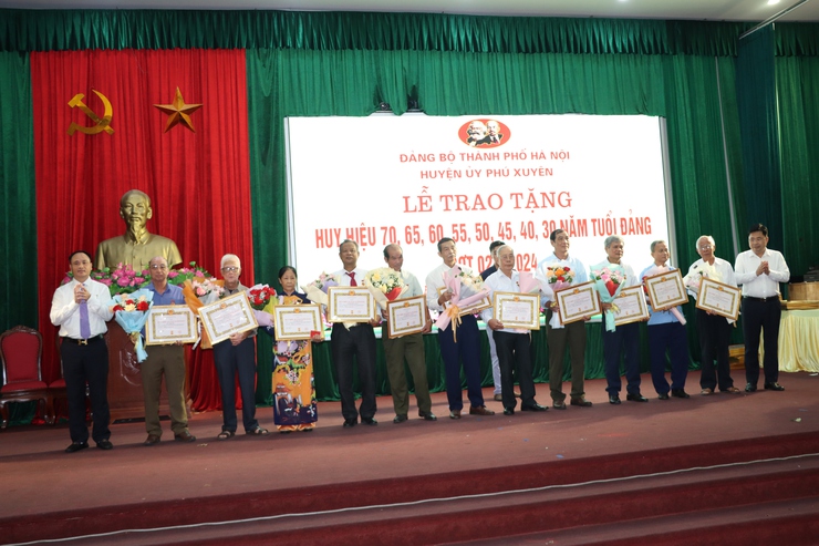 Lễ trao tặng Huy hiệu 70, 65, 60, 55, 50, 45, 40, 30 năm tuổi Đảng cho 228 Đảng viên đợt 02/9/2024- Ảnh 11.