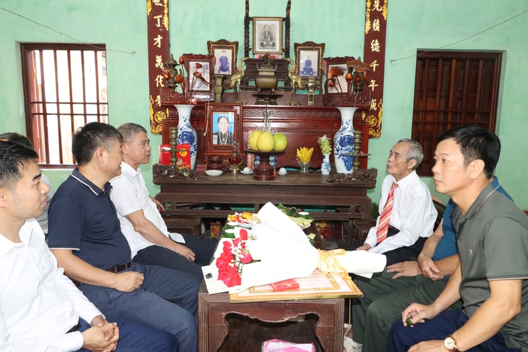 Đồng chí Phó Bí thư Thường trực Huyện uỷ trao Huy hiệu Đảng cho các Đảng viên tại xã Hồng Thái và Nam Triều- Ảnh 2.