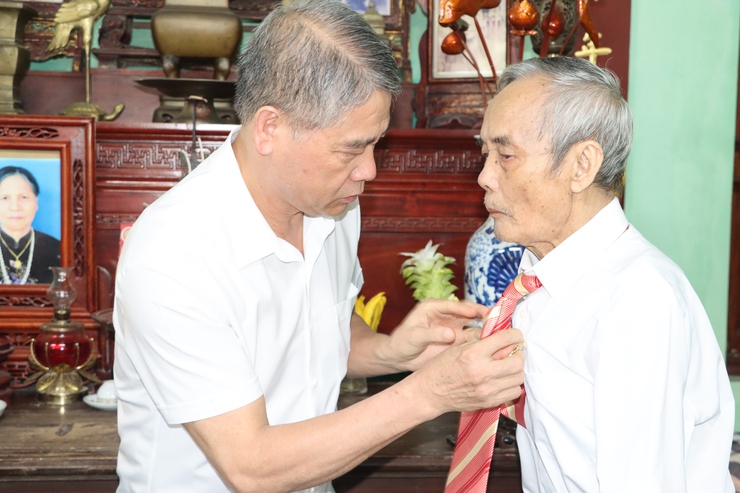 Đồng chí Phó Bí thư Thường trực Huyện uỷ trao Huy hiệu Đảng cho các Đảng viên tại xã Hồng Thái và Nam Triều- Ảnh 3.