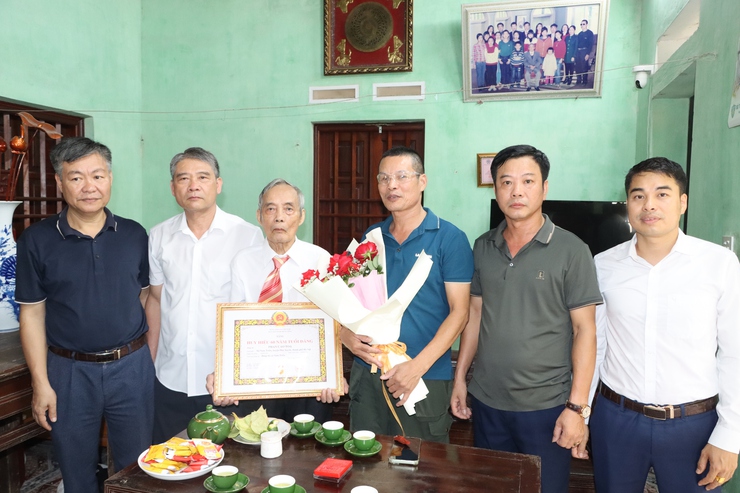 Đồng chí Phó Bí thư Thường trực Huyện uỷ trao Huy hiệu Đảng cho các Đảng viên tại xã Hồng Thái và Nam Triều- Ảnh 4.