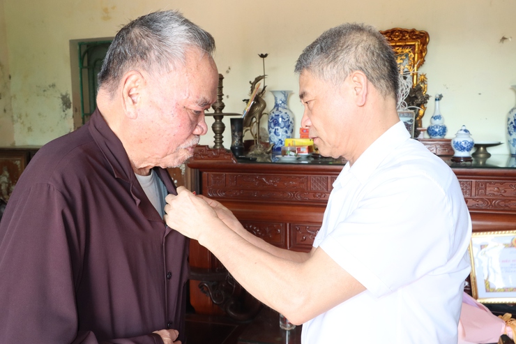Đồng chí Phó Bí thư Thường trực Huyện uỷ trao Huy hiệu Đảng cho các Đảng viên tại xã Hồng Thái và Nam Triều- Ảnh 5.