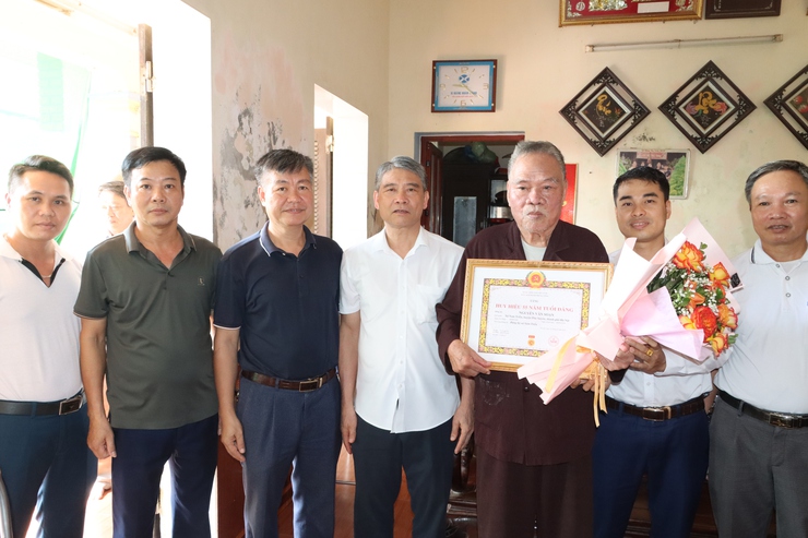 Đồng chí Phó Bí thư Thường trực Huyện uỷ trao Huy hiệu Đảng cho các Đảng viên tại xã Hồng Thái và Nam Triều- Ảnh 6.