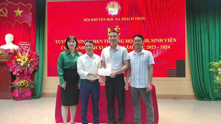 LỄ TUYÊN DƯƠNG KHEN THƯỞNG HỌC SINH, SINH VIÊN CÓ THÀNH TÍCH XUẤT SẮC NĂM HỌC 2023-2024- Ảnh 7.