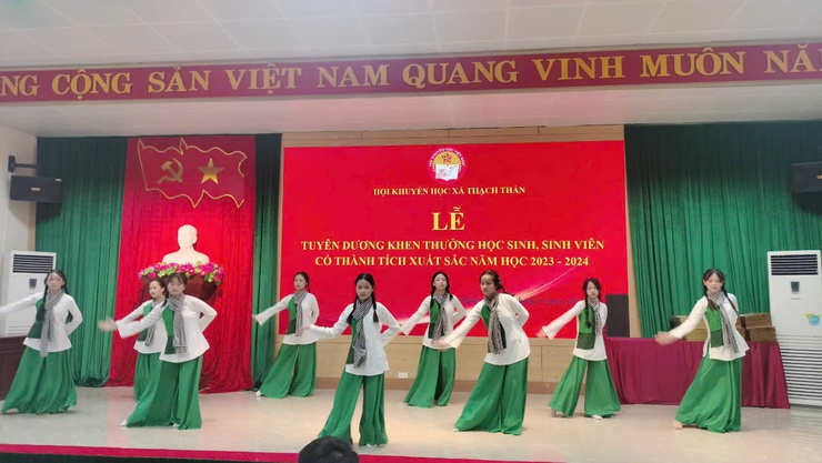 LỄ TUYÊN DƯƠNG KHEN THƯỞNG HỌC SINH, SINH VIÊN CÓ THÀNH TÍCH XUẤT SẮC NĂM HỌC 2023-2024- Ảnh 2.