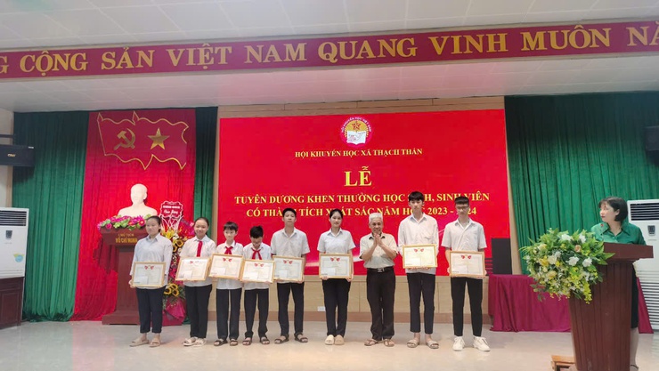 LỄ TUYÊN DƯƠNG KHEN THƯỞNG HỌC SINH, SINH VIÊN CÓ THÀNH TÍCH XUẤT SẮC NĂM HỌC 2023-2024- Ảnh 4.