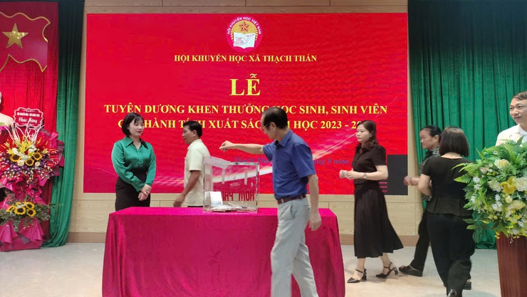 LỄ TUYÊN DƯƠNG KHEN THƯỞNG HỌC SINH, SINH VIÊN CÓ THÀNH TÍCH XUẤT SẮC NĂM HỌC 2023-2024- Ảnh 8.