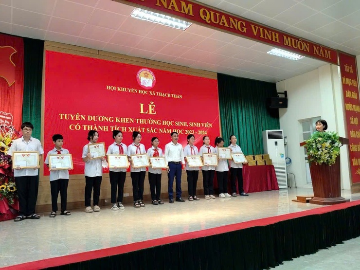 LỄ TUYÊN DƯƠNG KHEN THƯỞNG HỌC SINH, SINH VIÊN CÓ THÀNH TÍCH XUẤT SẮC NĂM HỌC 2023-2024- Ảnh 3.