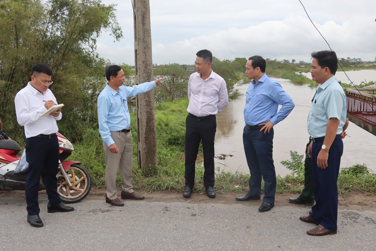 Các đồng chí lãnh đạo huyện đề nghị các địa phương triển khai phương án di dời các hộ dân trong khu vực ngập lụt- Ảnh 1.