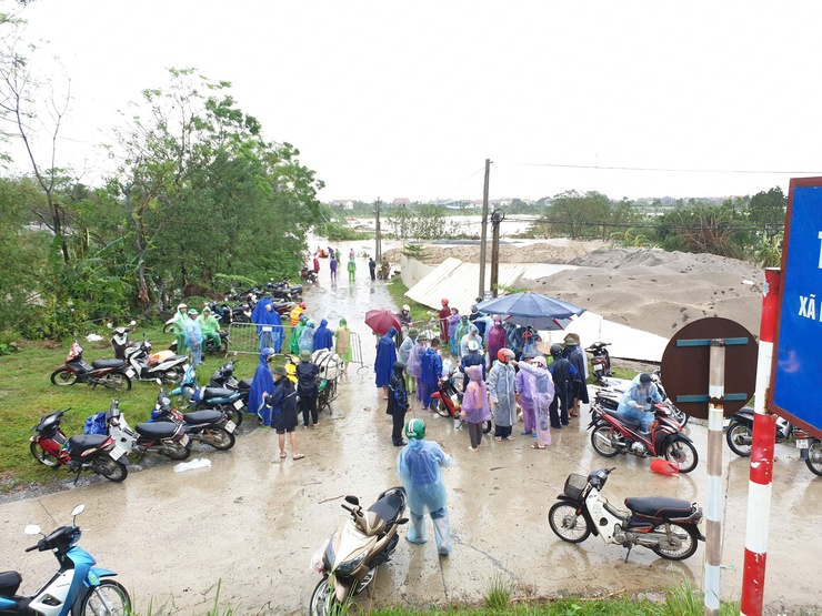 Các địa phương thực hiện tốt việc di dời người dân, tài sản, vật nuôi trong khu vực ảnh hưởng ngập lũ- Ảnh 1.