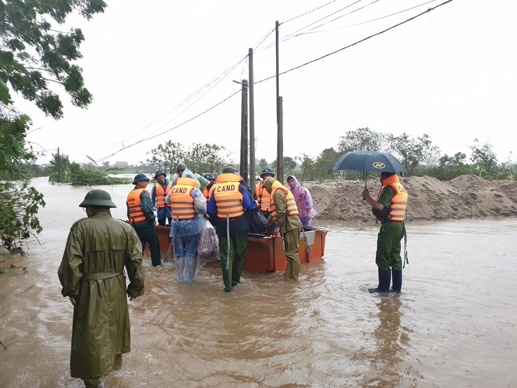 Các địa phương thực hiện tốt việc di dời người dân, tài sản, vật nuôi trong khu vực ảnh hưởng ngập lũ- Ảnh 2.