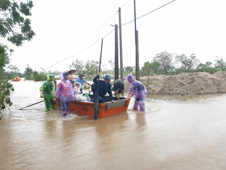 Các địa phương thực hiện tốt việc di dời người dân, tài sản, vật nuôi trong khu vực ảnh hưởng ngập lũ- Ảnh 3.