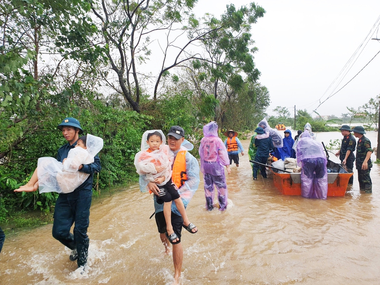 Các địa phương thực hiện tốt việc di dời người dân, tài sản, vật nuôi trong khu vực ảnh hưởng ngập lũ- Ảnh 4.