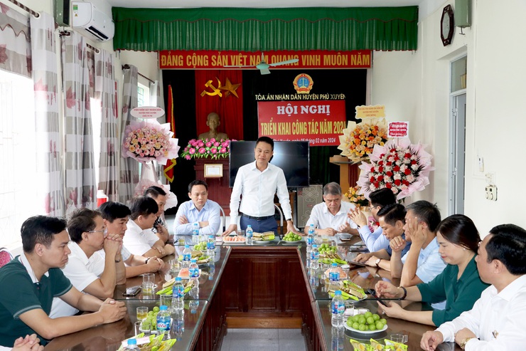 Các đồng chí Lãnh đạo huyện Phú Xuyên thăm, chúc mừng Tòa án Nhân dân nhân huyện dịp Kỷ niệm 79 năm Ngày thành lập Ngành- Ảnh 1.