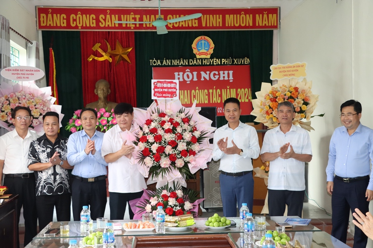 Các đồng chí Lãnh đạo huyện Phú Xuyên thăm, chúc mừng Tòa án Nhân dân nhân huyện dịp Kỷ niệm 79 năm Ngày thành lập Ngành- Ảnh 2.