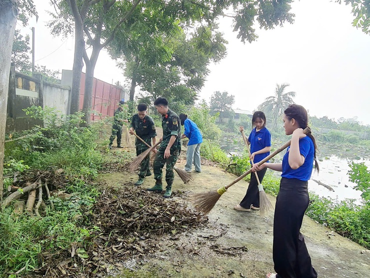 Dọn vệ sinh môi trường một số khu vực trên địa bàn xã sau cơn bão số 3- Ảnh 2.