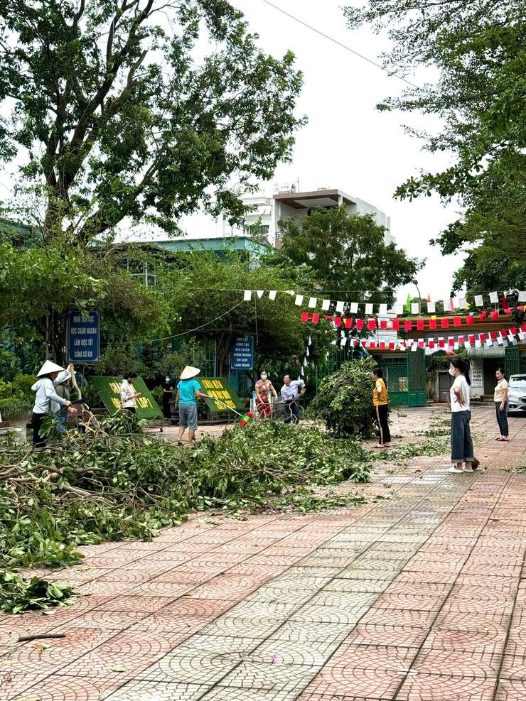 Dọn vệ sinh môi trường một số khu vực trên địa bàn xã sau cơn bão số 3- Ảnh 11.