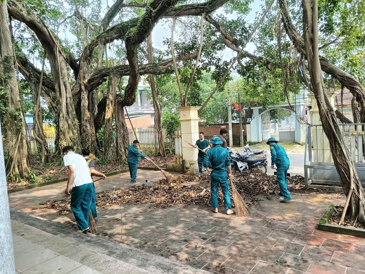 Dọn vệ sinh môi trường một số khu vực trên địa bàn xã sau cơn bão số 3- Ảnh 9.