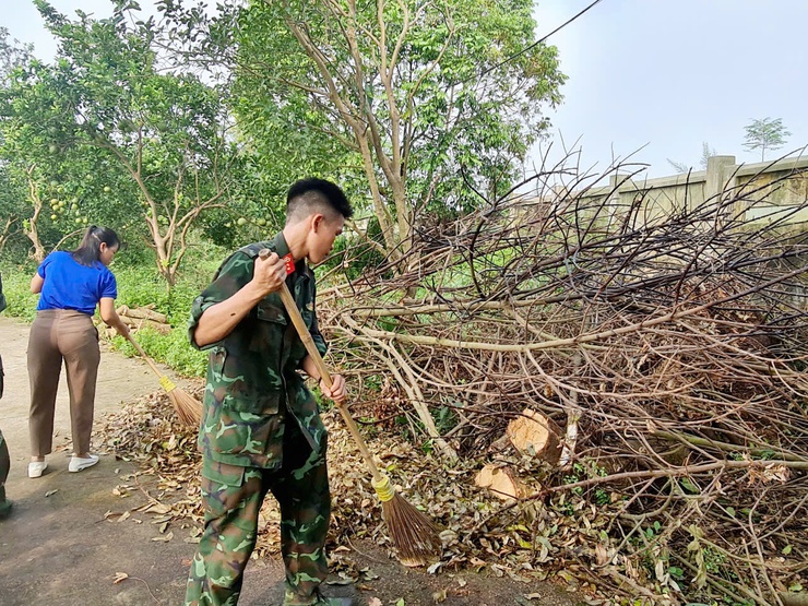 Dọn vệ sinh môi trường một số khu vực trên địa bàn xã sau cơn bão số 3- Ảnh 5.