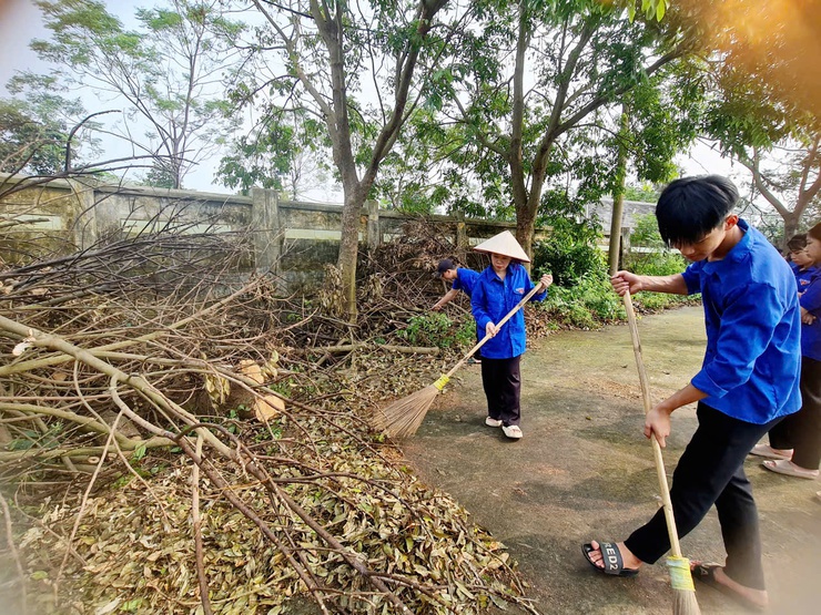 Dọn vệ sinh môi trường một số khu vực trên địa bàn xã sau cơn bão số 3- Ảnh 3.