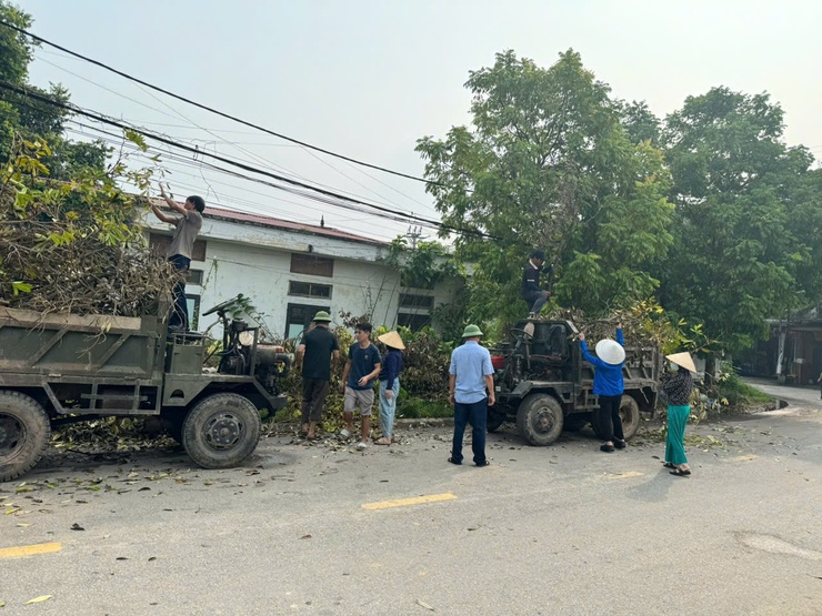 Xã Tân Phú phát động toàn dân thực hiện tổng vệ sinh môi trường, khắc phục hậu quả sau bão số 3 gây ra- Ảnh 5.