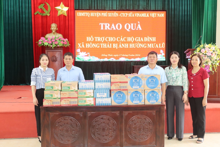 Trao tặng quà cho người dân các xã ven sông Hồng bị ảnh hưởng của bão lũ và tặng quà tết Trung thu cho các em thiếu nhi- Ảnh 1.