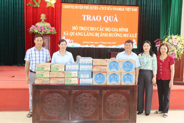 Trao tặng quà cho người dân các xã ven sông Hồng bị ảnh hưởng của bão lũ và tặng quà tết Trung thu cho các em thiếu nhi- Ảnh 3.