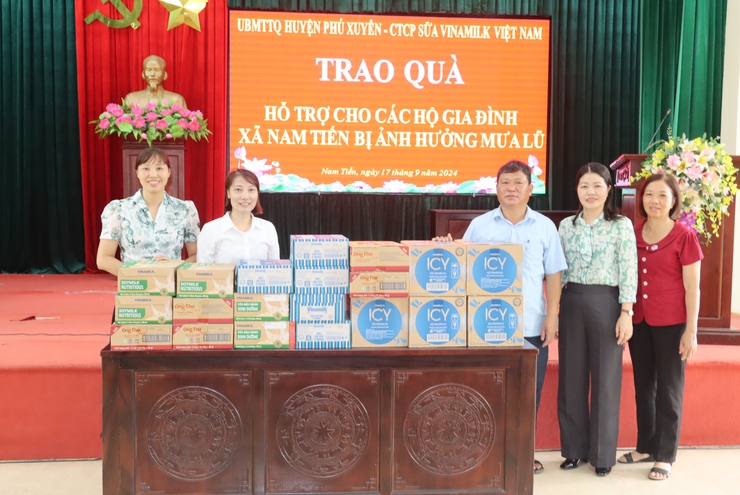 Trao tặng quà cho người dân các xã ven sông Hồng bị ảnh hưởng của bão lũ và tặng quà tết Trung thu cho các em thiếu nhi- Ảnh 4.