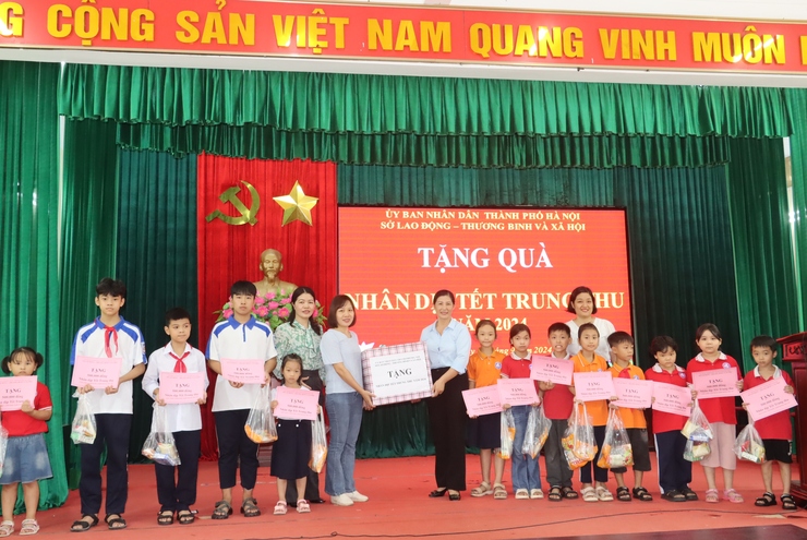 Trao tặng quà cho người dân các xã ven sông Hồng bị ảnh hưởng của bão lũ và tặng quà tết Trung thu cho các em thiếu nhi- Ảnh 6.