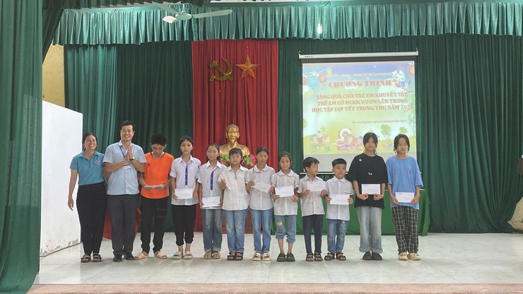 CHƯƠNG TRÌNH TẶNG QUÀ CHO TRẺ EM KHUYẾT TẬT, TRẺ EM CÓ HCKK VƯƠN LÊN TRONG HỌC TẬP NHÂN DỊP TẾT TRUNG THU NĂM 2024- Ảnh 4.