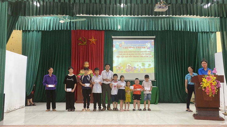 CHƯƠNG TRÌNH TẶNG QUÀ CHO TRẺ EM KHUYẾT TẬT, TRẺ EM CÓ HCKK VƯƠN LÊN TRONG HỌC TẬP NHÂN DỊP TẾT TRUNG THU NĂM 2024- Ảnh 2.