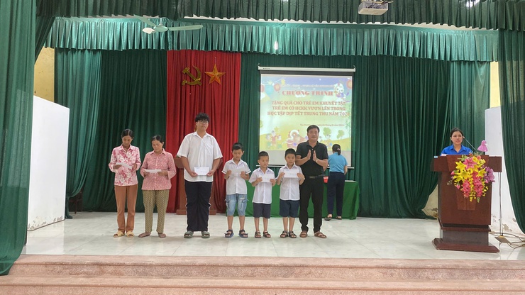 CHƯƠNG TRÌNH TẶNG QUÀ CHO TRẺ EM KHUYẾT TẬT, TRẺ EM CÓ HCKK VƯƠN LÊN TRONG HỌC TẬP NHÂN DỊP TẾT TRUNG THU NĂM 2024- Ảnh 3.