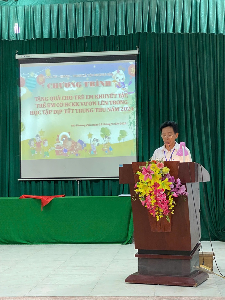 CHƯƠNG TRÌNH TẶNG QUÀ CHO TRẺ EM KHUYẾT TẬT, TRẺ EM CÓ HCKK VƯƠN LÊN TRONG HỌC TẬP NHÂN DỊP TẾT TRUNG THU NĂM 2024- Ảnh 1.