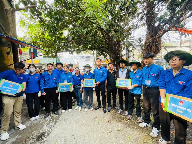 Hơn 1000 cán bộ, hội viên, nhân dân trên địa bàn 27 tổ dân phố, hội viên, đoàn viên viên, lực lượng dân quân tự vệ phường Lĩnh Nam tham gia tổng vệ sinh môi trường sau cơn bão số 3- Ảnh 1.