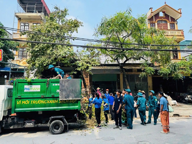 Hơn 1000 cán bộ, hội viên, nhân dân trên địa bàn 27 tổ dân phố, hội viên, đoàn viên viên, lực lượng dân quân tự vệ phường Lĩnh Nam tham gia tổng vệ sinh môi trường sau cơn bão số 3- Ảnh 2.