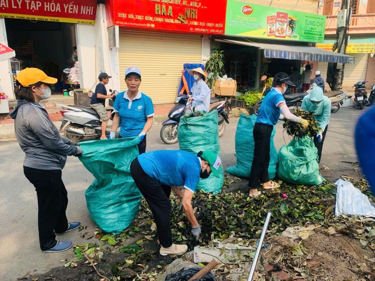 Hơn 1000 cán bộ, hội viên, nhân dân trên địa bàn 27 tổ dân phố, hội viên, đoàn viên viên, lực lượng dân quân tự vệ phường Lĩnh Nam tham gia tổng vệ sinh môi trường sau cơn bão số 3- Ảnh 3.