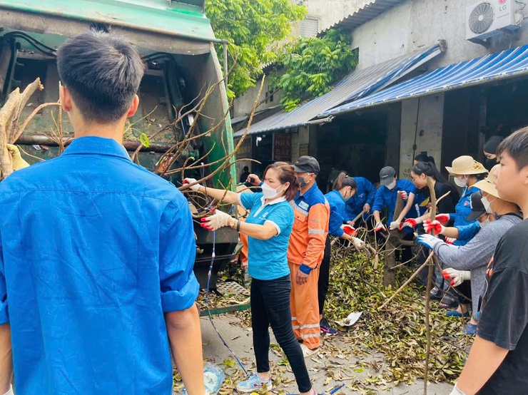 Hơn 1000 cán bộ, hội viên, nhân dân trên địa bàn 27 tổ dân phố, hội viên, đoàn viên viên, lực lượng dân quân tự vệ phường Lĩnh Nam tham gia tổng vệ sinh môi trường sau cơn bão số 3- Ảnh 4.