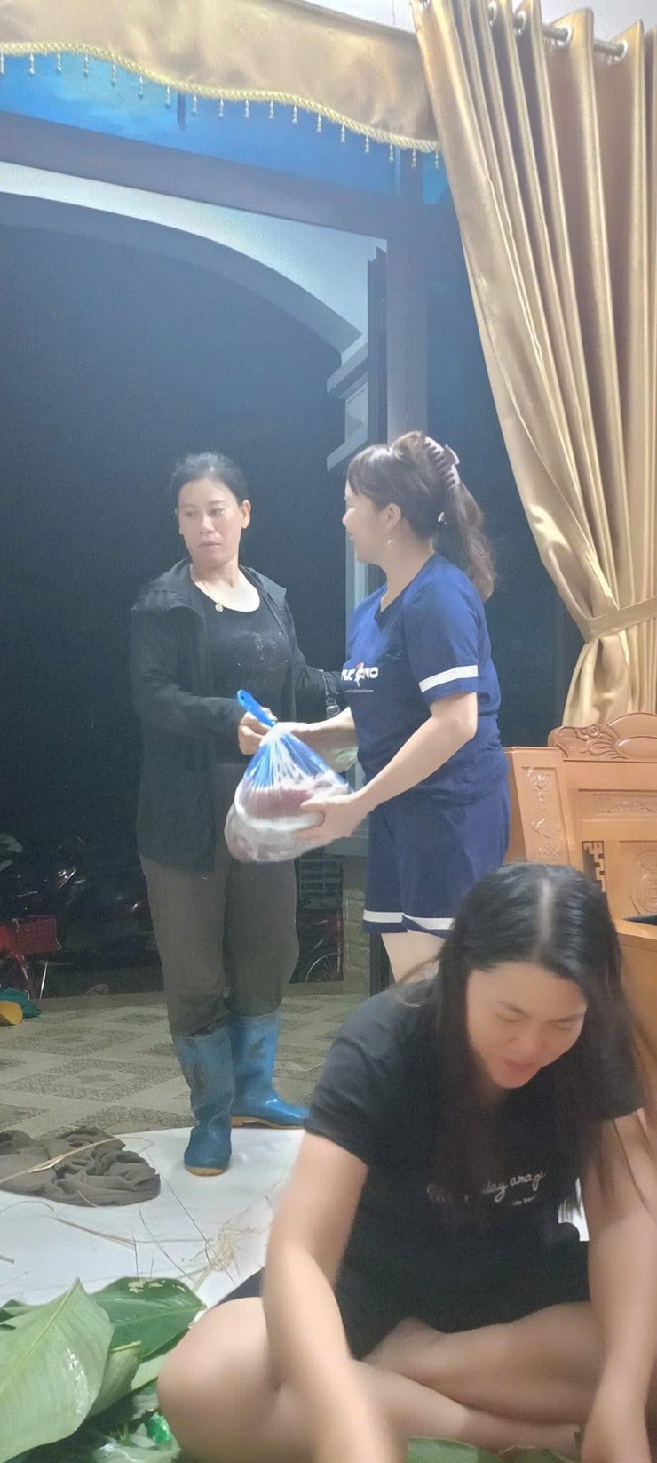 Cô giáo Vương Thị Thu Hường - Giáo viên trường mầm non Hoa Sơn chung tay, đồng lòng hướng về vùng báo lũ- Ảnh 4.