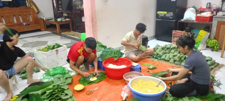 Cô giáo Vương Thị Thu Hường - Giáo viên trường mầm non Hoa Sơn chung tay, đồng lòng hướng về vùng báo lũ- Ảnh 1.