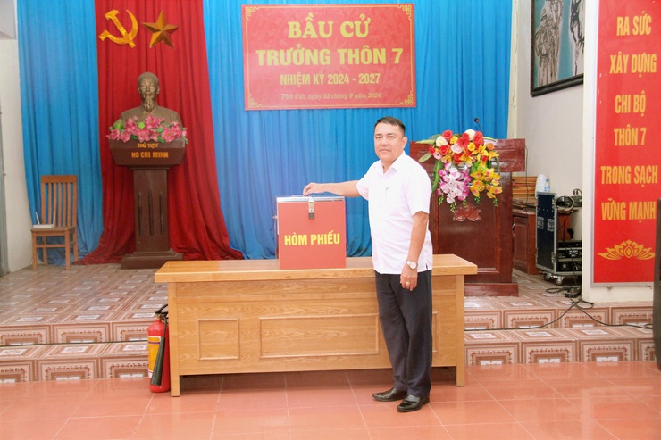 Cử tri đại diện hộ gia đình trên địa bàn xã Phú Cát bầu cử trưởng thôn nhiệm kỳ 2024 - 2027- Ảnh 6.