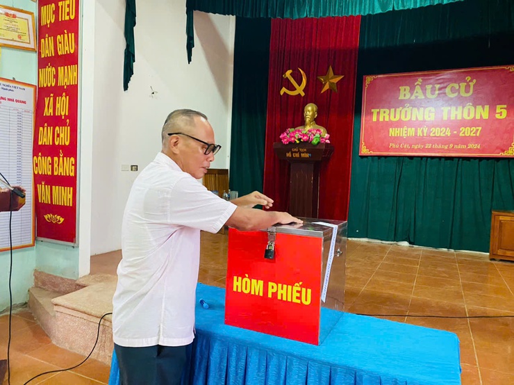 Cử tri đại diện hộ gia đình trên địa bàn xã Phú Cát bầu cử trưởng thôn nhiệm kỳ 2024 - 2027- Ảnh 5.