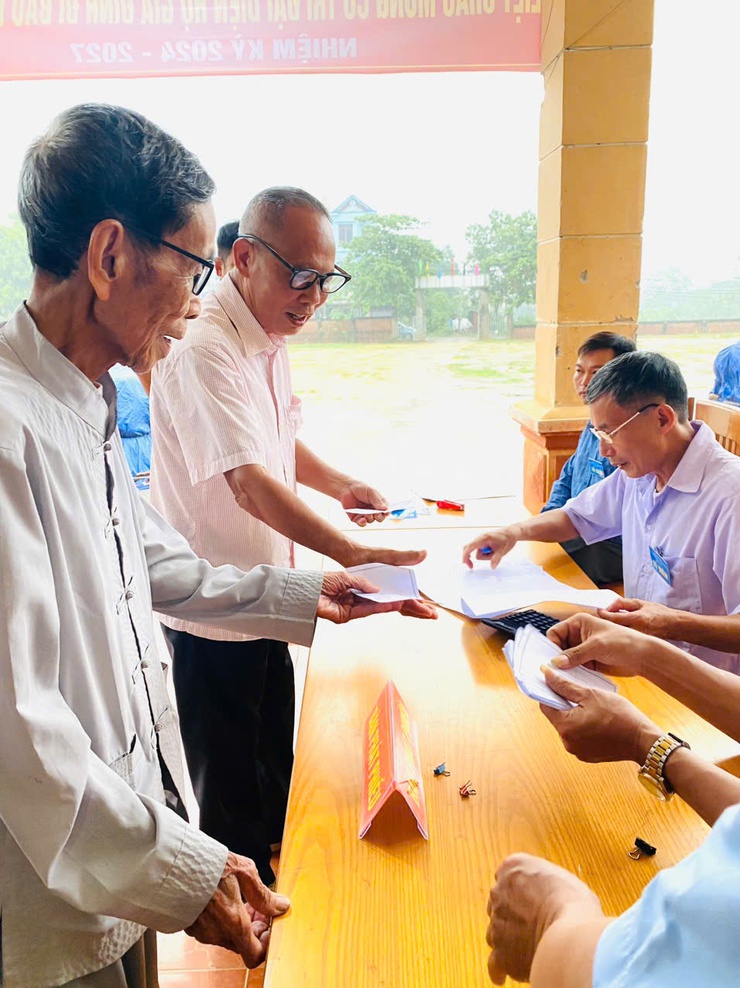 Cử tri đại diện hộ gia đình trên địa bàn xã Phú Cát bầu cử trưởng thôn nhiệm kỳ 2024 - 2027- Ảnh 3.
