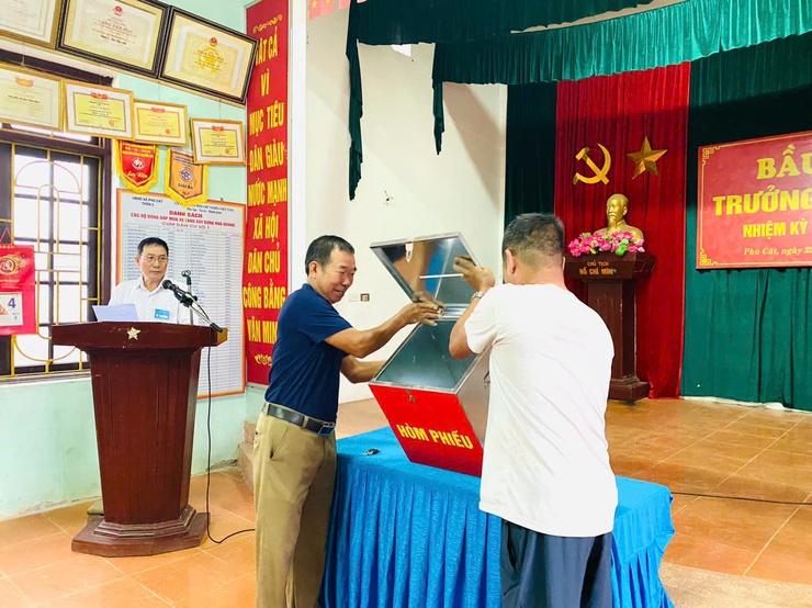 Cử tri đại diện hộ gia đình trên địa bàn xã Phú Cát bầu cử trưởng thôn nhiệm kỳ 2024 - 2027- Ảnh 2.