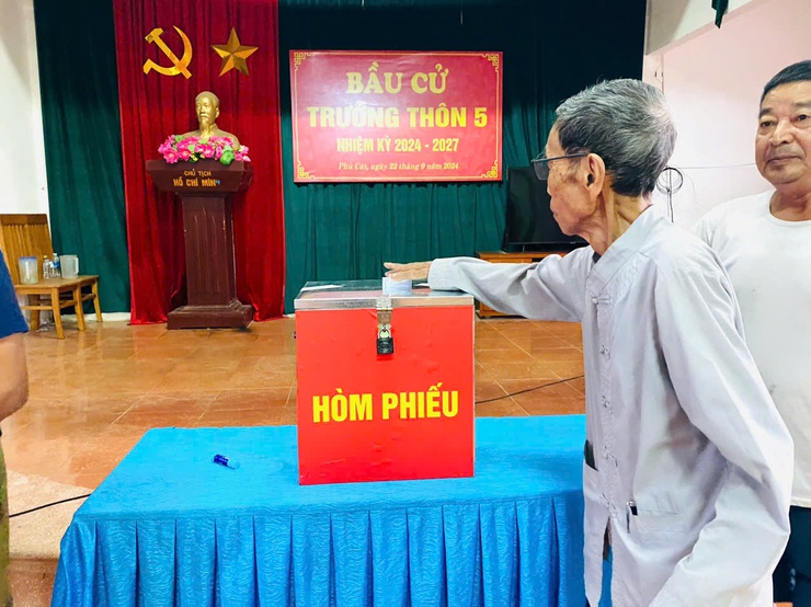Cử tri đại diện hộ gia đình trên địa bàn xã Phú Cát bầu cử trưởng thôn nhiệm kỳ 2024 - 2027- Ảnh 4.