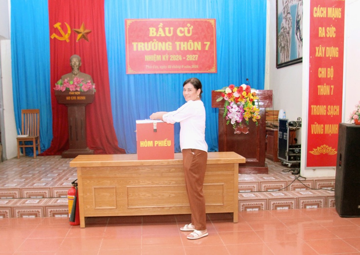 Cử tri đại diện hộ gia đình trên địa bàn xã Phú Cát bầu cử trưởng thôn nhiệm kỳ 2024 - 2027- Ảnh 9.
