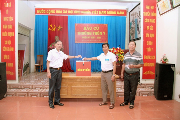 Cử tri đại diện hộ gia đình trên địa bàn xã Phú Cát bầu cử trưởng thôn nhiệm kỳ 2024 - 2027- Ảnh 7.
