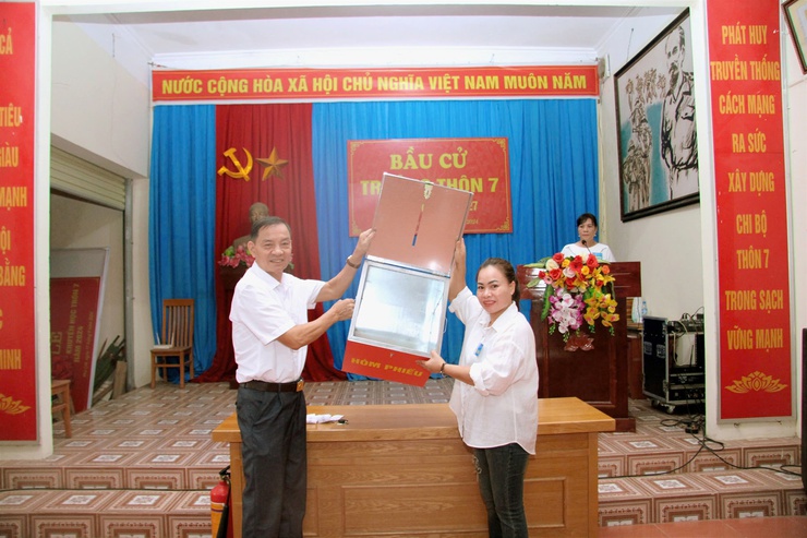 Cử tri đại diện hộ gia đình trên địa bàn xã Phú Cát bầu cử trưởng thôn nhiệm kỳ 2024 - 2027- Ảnh 1.