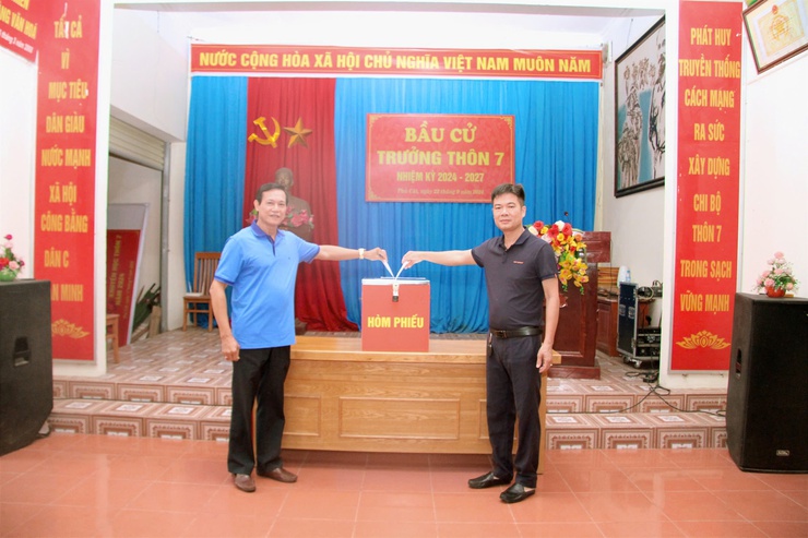 Cử tri đại diện hộ gia đình trên địa bàn xã Phú Cát bầu cử trưởng thôn nhiệm kỳ 2024 - 2027- Ảnh 8.