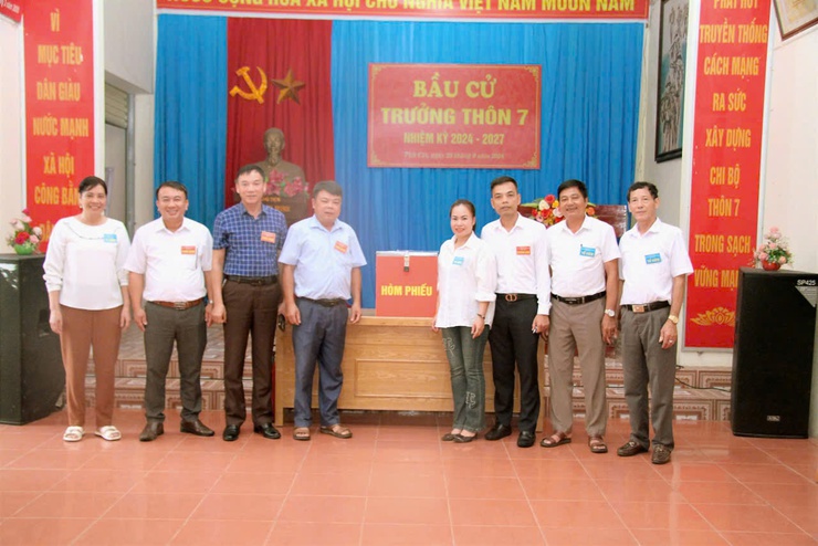 Cử tri đại diện hộ gia đình trên địa bàn xã Phú Cát bầu cử trưởng thôn nhiệm kỳ 2024 - 2027- Ảnh 11.