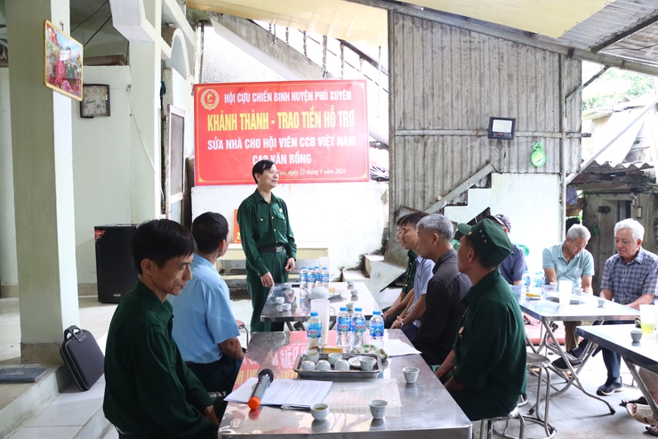 Hội CCB huyện trao tiền hỗ trợ sửa nhà cho gia đình Cựu chiến binh Cao Văn Rồng ở thôn Nội xã Châu Can- Ảnh 1.